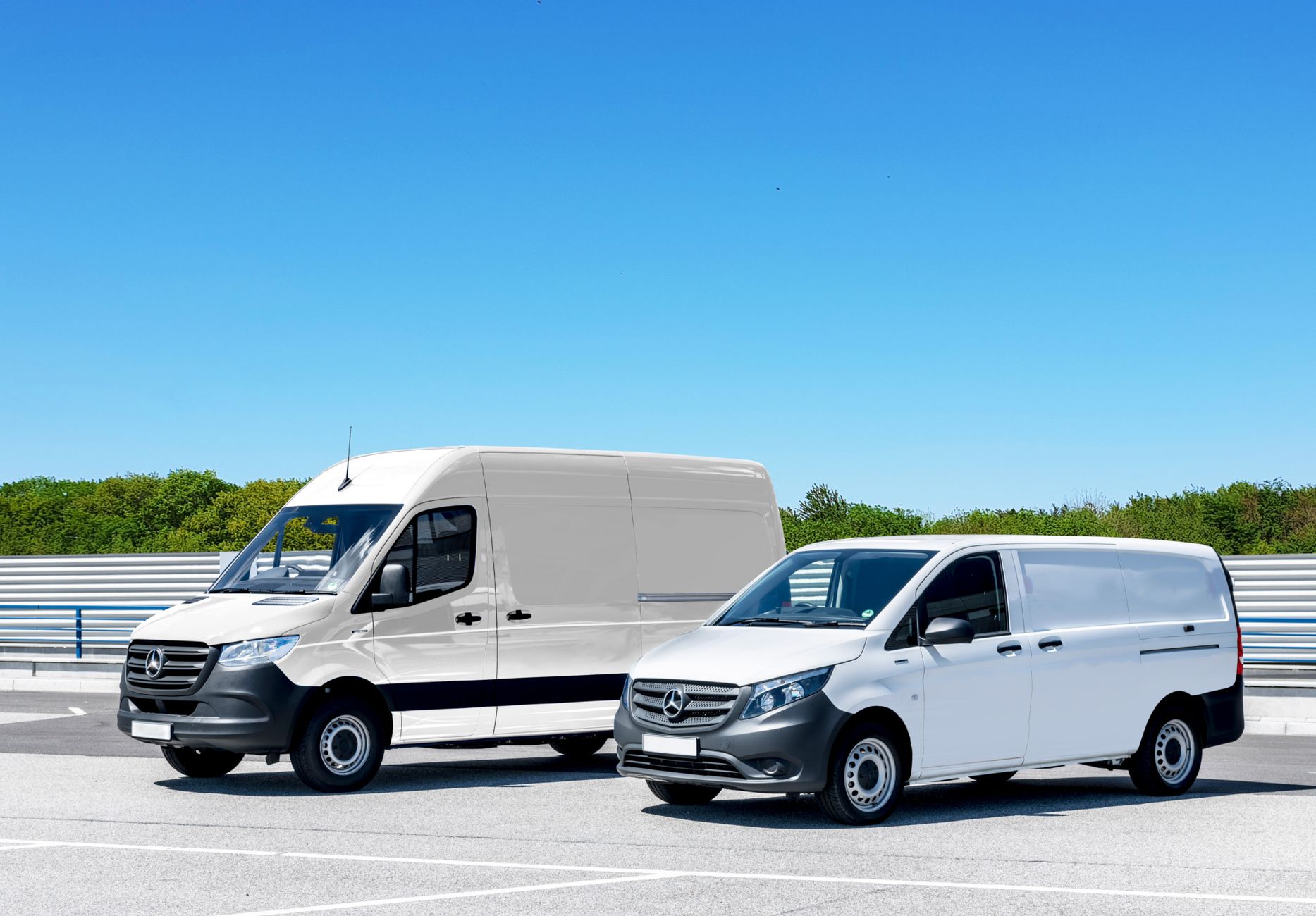 Vans brancas de uma frota em uma rodovia